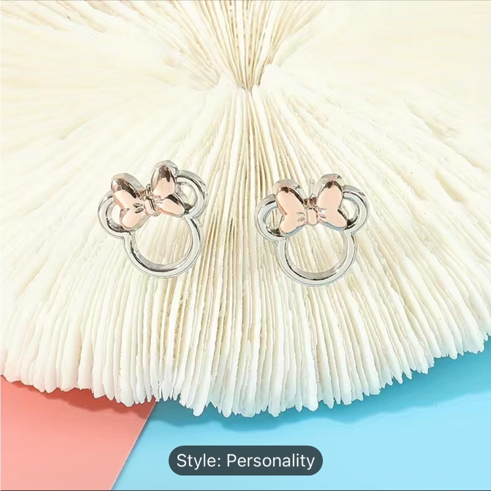 mouse design with bow stud earrings